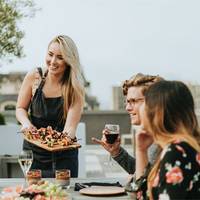 5 frisse zomersalades voor bij de barbecue (met een vleugje fruit)