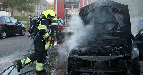 Auto verwoest door brand in Beusichem