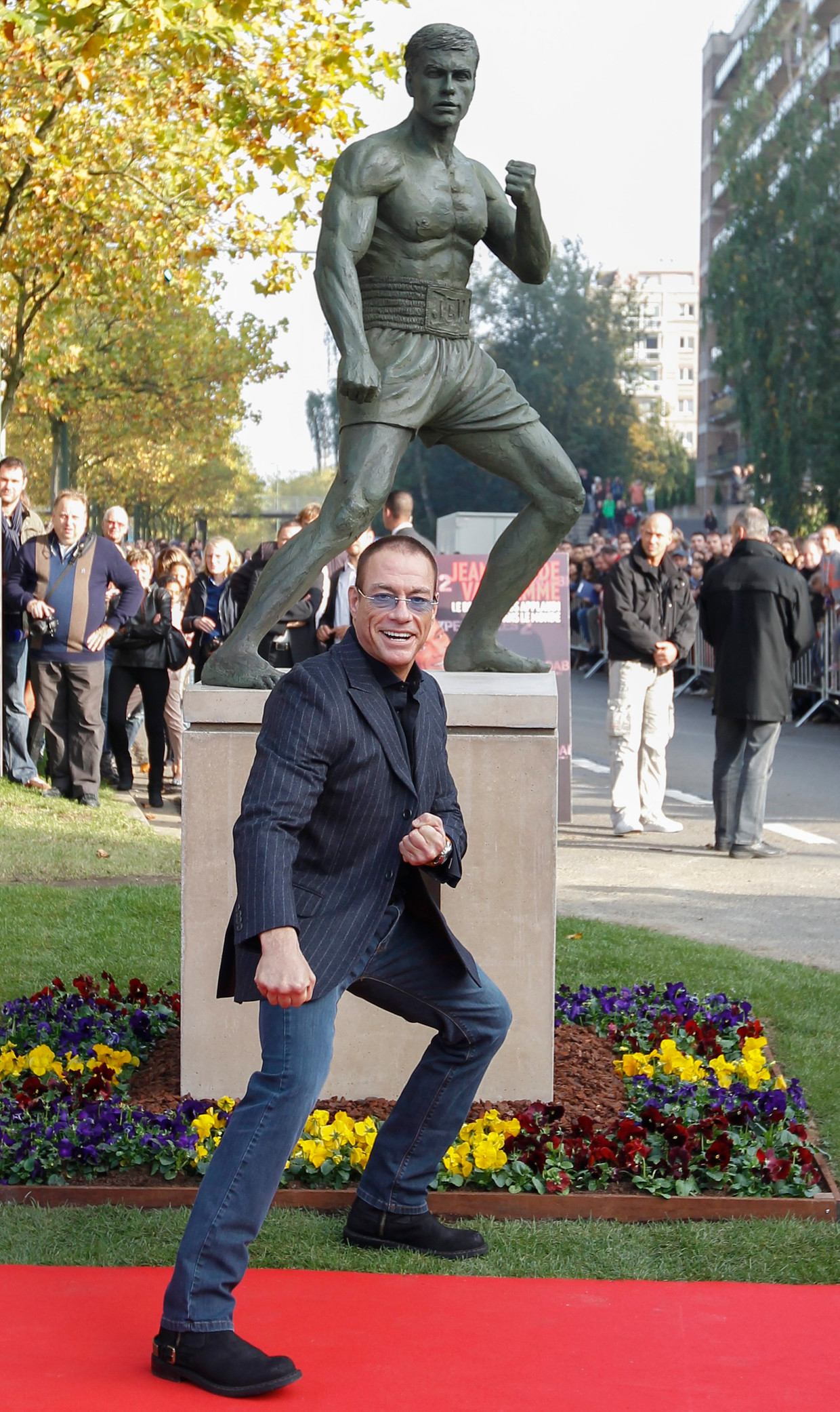 Brussel onthult beeld Jean-Claude Van Damme | Het Parool