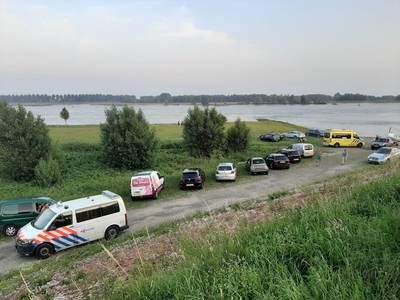 Hulpdiensten halen drenkeling uit de Waal bij Hellouw