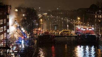 Tientallen woningen in Amsterdam ontruimd na brand