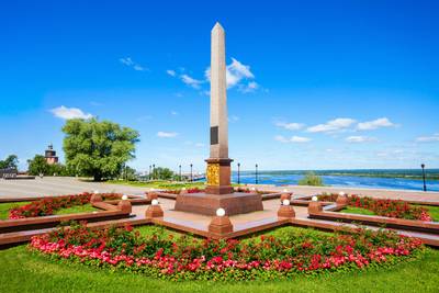 De obelisk wint terrein in tuinen: ‘Hij schiet de clematis te hulp’