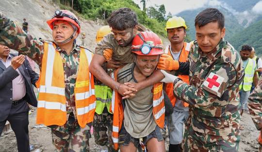 Twee personen levend uit tunnel gered negen dagen na overstromingen Nepal