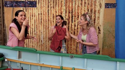 22. Helemaal doorweekt op set!