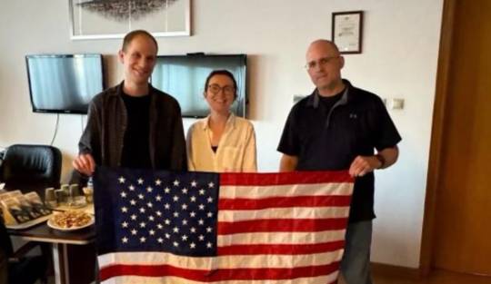 Eerste foto van de Amerikaanse journalist na historische gevangenenruil met Rusland