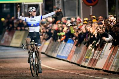 Van der Poel oppermachtig ondanks val