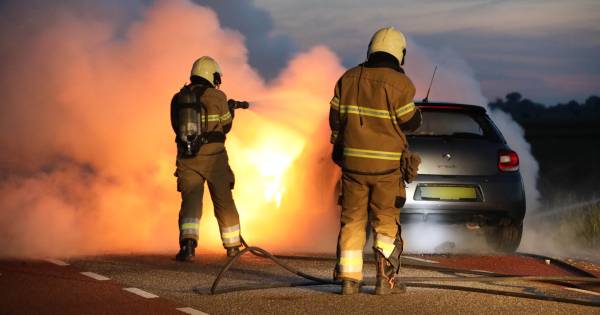 Auto vat opeens vlam op de weg in Maren-Kessel - BD.nl