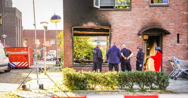 Politie gaat uit van misdrijf bij explosie Eindhovense woning, tienerzoon zwaargewond.