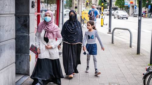 Allochtone gemeenschappen reageren op broeihaarden in Antwerpen: “Religie moet wijken voor gezondheid. Dat weten wij ook wel”