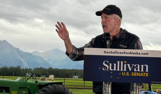 Republikeinse senator Dan Sullivan neemt het in midtermverkiezingen op tegen ... Dan Sullivan, en dat kan Trump duur te staan komen