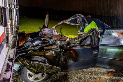 Auto ramt vrachtwagen op A27 bij Bavel en wordt tientallen meters meegesleurd