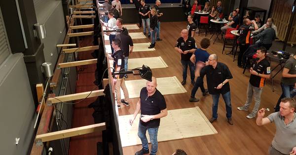 20 jaar pijlen gooien in Appeltern: 'Toen Barney wereldkampioen werd, kregen we het te pakken' - De 