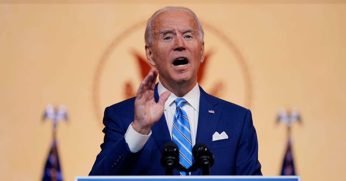 Joe Biden verzwikt enkel tijdens spelen met hond ...