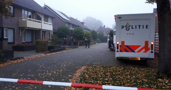 Misdrijf zoon verdacht #hengelo gld ???????? Politie gaat uit van misdrijf bij doden in woning Hengelo, zoon als verdachte aangehouden . 