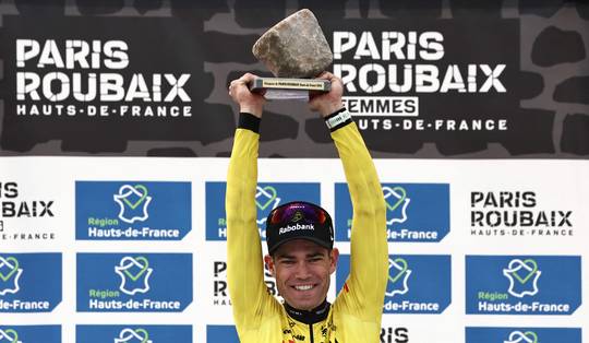 Wout van Aert wint voor het eerst Parijs-Roubaix na spannend duel met Tadej Pogacar