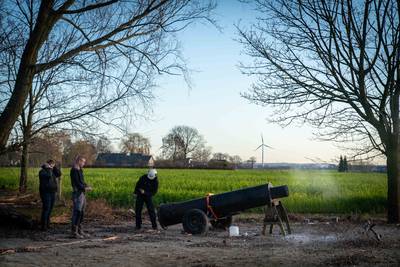 Tientallen megaklappen carbid luiden in Valburg oude jaar uit