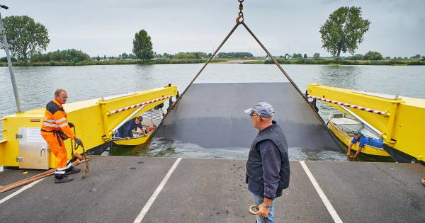 Pont tussen Oijen en Alphen vaart weer na spoedreparatie aan afgebroken klep - BD.nl