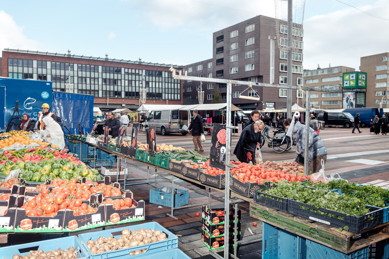 Net als de supermarkten blijven Amsterdamse markten open Het Parool