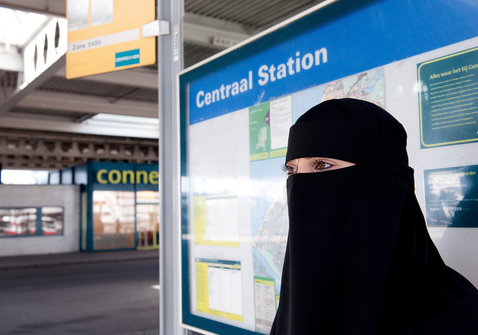 Moslima met nikab bij bushalte, daar is de nikab niet verboden. Foto ter illustratie