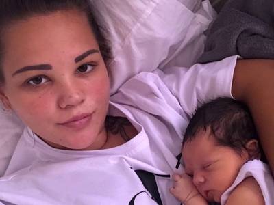 Britt en ‘verrassingsbaby’ vanuit Egypte op weg naar huis