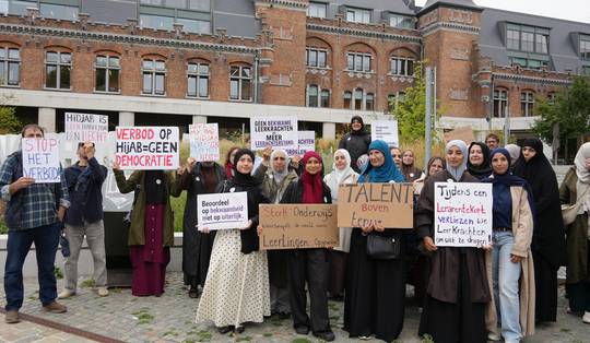 Lerares ontslagen om hoofddoek: waarom rechtbank en mensenrechteninstituut anders oordelen over neutraliteit