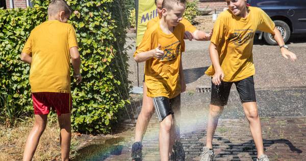 Alle parasols uit de kast bij KinderVakantieWerk Milheeze
