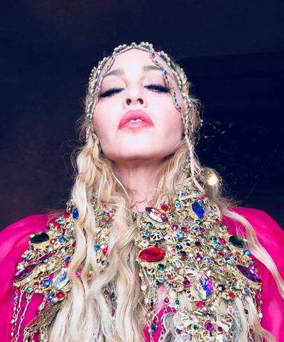 Madonna viert verjaardag met mystieke wandeling door woestijn bij Marrakesh