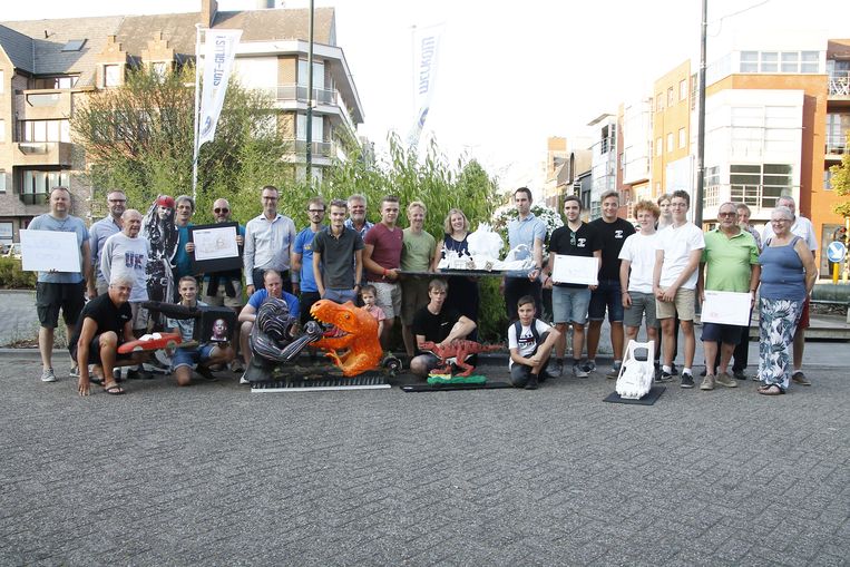 Alle bouwers stellen met trots de maquette van hun bloemenwagens voor. 