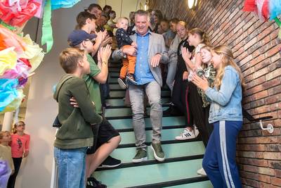 Schooldirecteur Jan Smits die niet weg wilde uit Riel, gaat nu toch