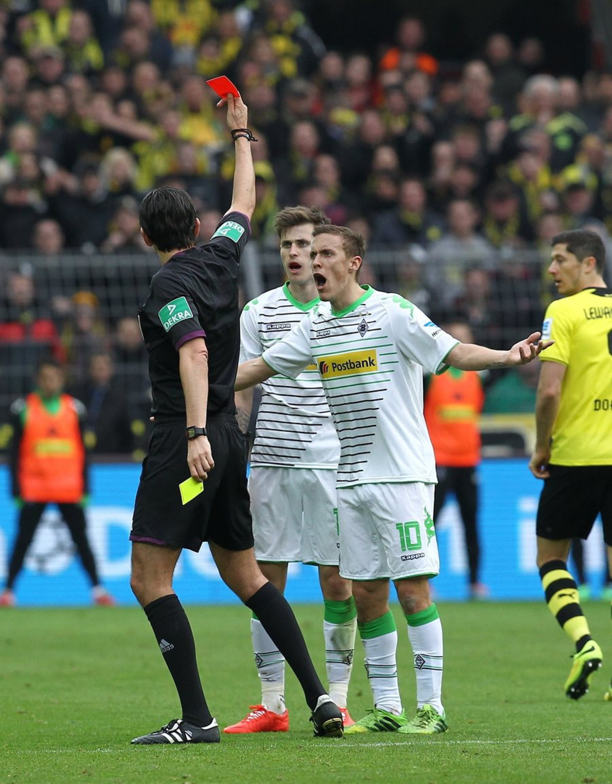 Gladbach verrast Dortmund in eigen huis, Wolfsburg gelijk ...