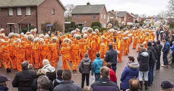 Eerste Twentse carnavalsoptocht Langeveen breekt deelnemersrecord | Tubbergen - Tubantia