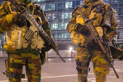 Militairen in Brussel schieten aanvaller met machete dood
