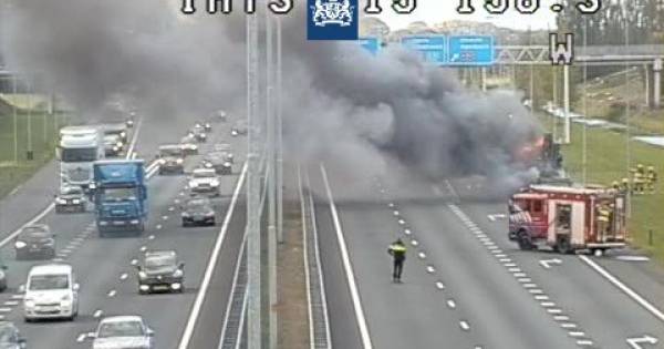 A15 bij knooppunt Valburg weer open na vrachtwagenbrand