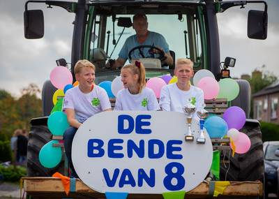 Afscheid van groep 8 in Dreumel: eerst met oldtimers door het dorp, na de zomer nog een ‘Rondje’ op 