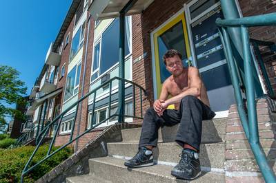 Bert (58) vangt gewonde buurman op na steekpartij in Apeldoorn: ‘Hij vroeg of ik een paar handdoeken had’