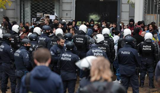 Live - Politie maakt einde aan betoging in Brussel die niet ontspoorde • Zo’n 110.000 betogers op de been in Parijs, rellen aan het einde van betoging