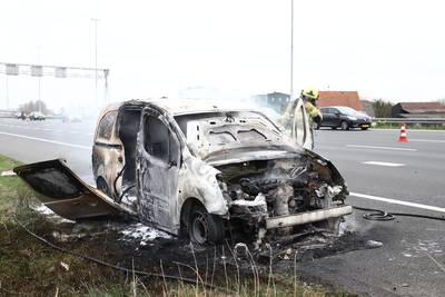 Bestelbus door vlammen verwoest op A2