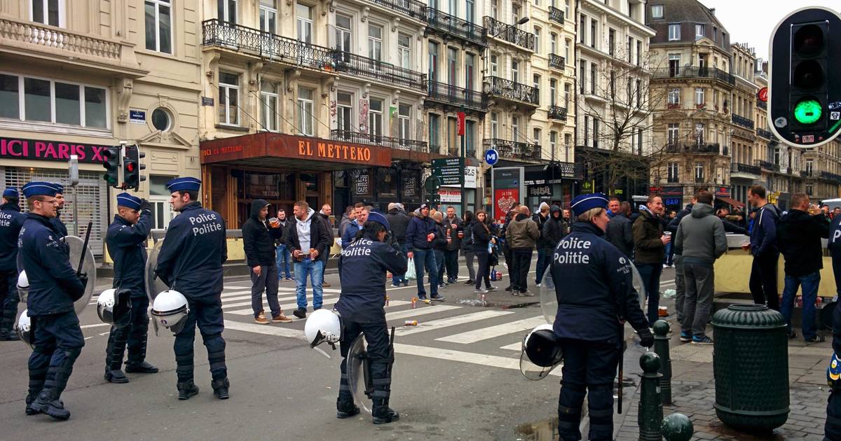 8 hooligans ADO Den Haag, samen met 20 RSCA-fans opgepakt in Brussel | Beker van België | hln.be