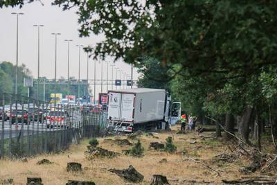 Vrachtwagen raakt van de weg bij A50: rechterrijstrook dicht