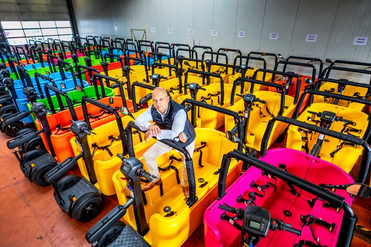 Edwin Renzen de maker van de stint, tussen zijn onverkoopbare stints. Beeld Raymond Rutting / de Volkskrant