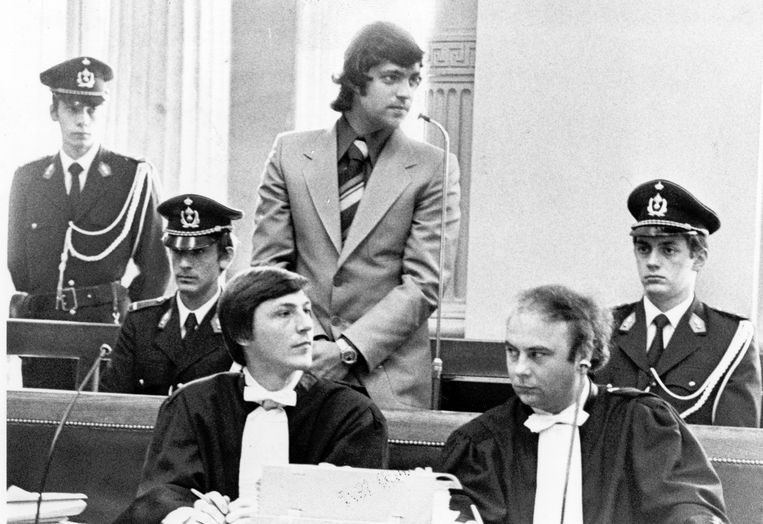 “Onweerstaanbare dwang.” Oftewel artikel ‘71’. Decennialang kende het juridische begrip een sluimerend bestaan in de rechtszaal. Tot Jef Vermassen er in 1977 — eerder toevallig - zijn eerste vrijspraak mee behaalde en er nadien menige Vlaamse jury mee inpakte. Onze gerechtsverslaggever Erwin Verhoeven blikt terug op de meest opvallende artikel 71-processen. Vandaag: een diefstal en een lijk in het kolenhok.
