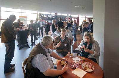 Praten over en proeven van wild in Wageningen