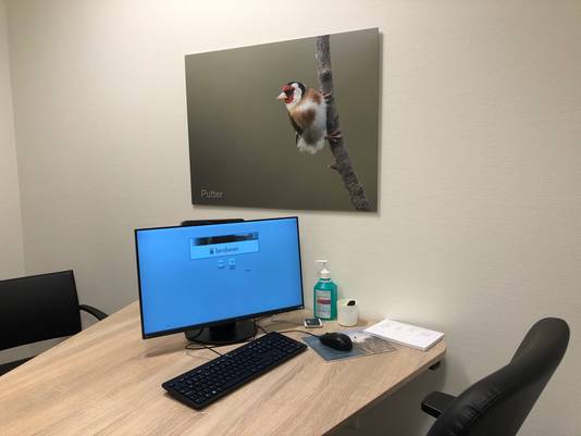 In elke spreekkamer hangt een foto van een vogeltje uit de Maashorst, gemaakt door een patiënt van de afdeling oncologie.