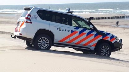 Politie heeft handen vol met ‘wandelaars’ die cocaïne zoeken op het strand