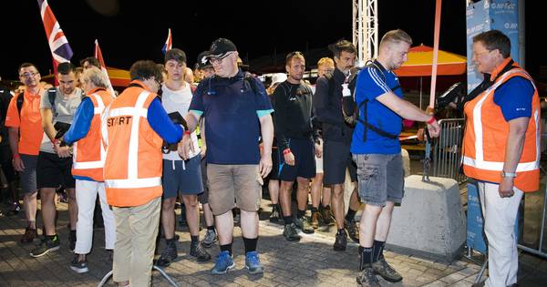 Wandelaars Vierdaagse zijn onderweg | Vierdaagse - AD.nl