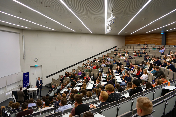 Minister Sander Dekker van rechtsbescherming tijdens zijn lezing op de Radboud Universiteit in Nijmegen.