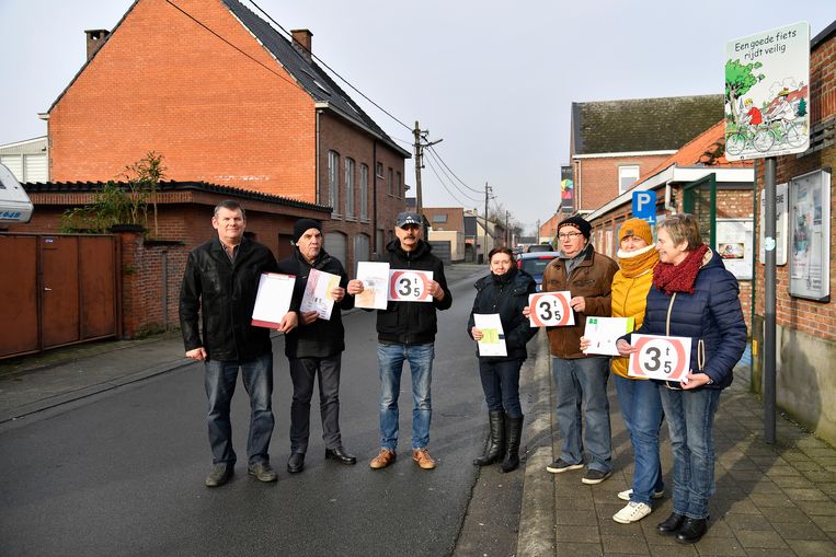 Patrick De Beule met een delegatie van buurtbewoners aan de schoolpoort.