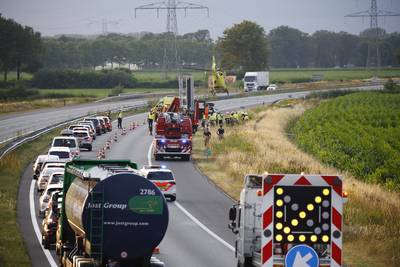 Auto belandt in maïsveld naast A73, slachtoffer zwaargewond