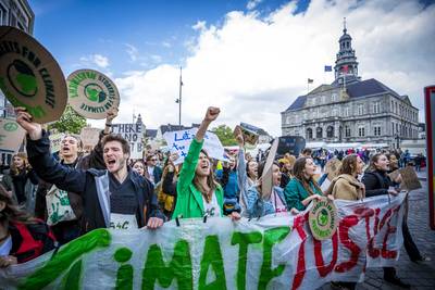 Duizend gemaskerde veganisten op de Dam, klimaatmars in Maastricht