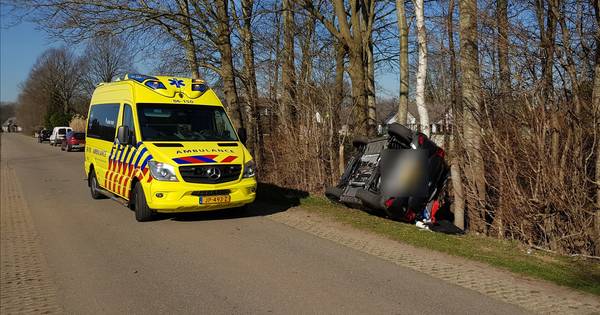 Auto eindigt op de kop in berm bij ongeval in Beek